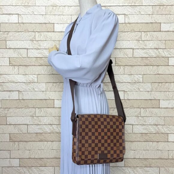 LOUIS VUITTON Shoulder Bag N41213 Damier canvas Damier District PM used - Picture 2 of 8